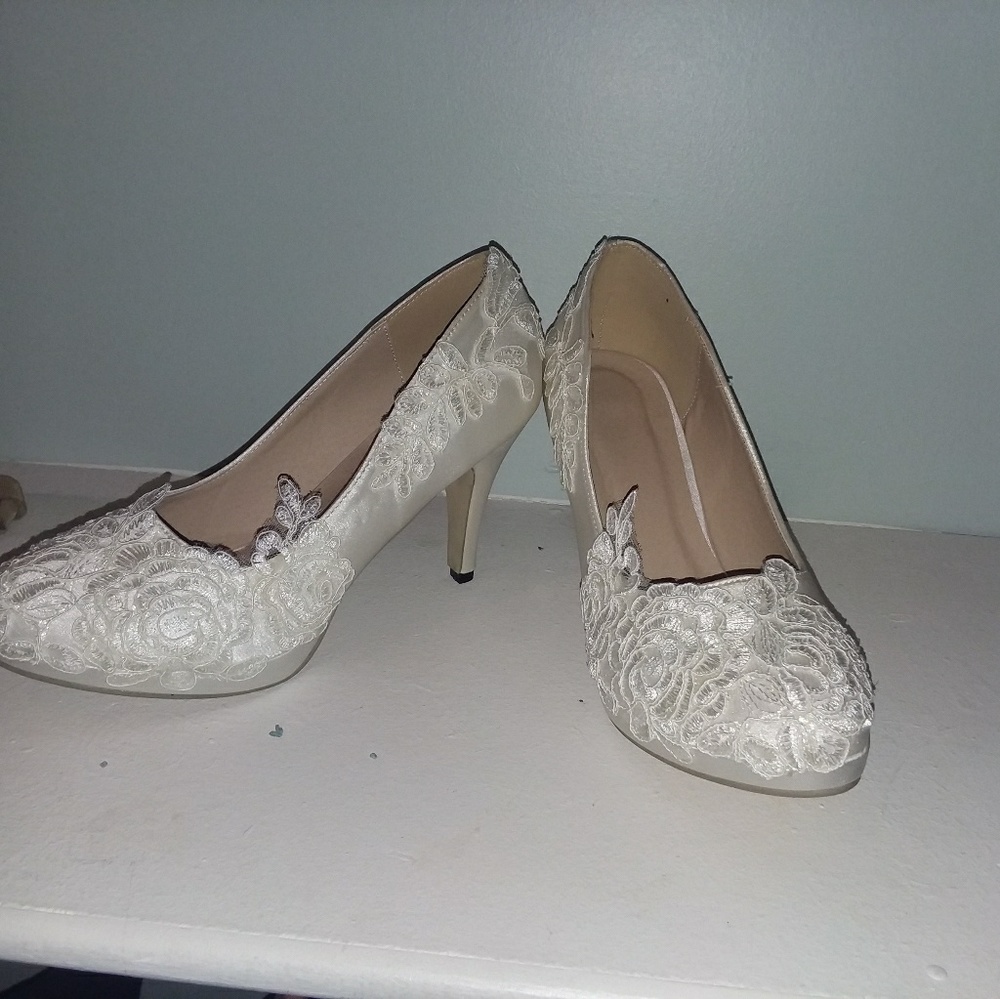 Beautiful white satin wedding pumps!